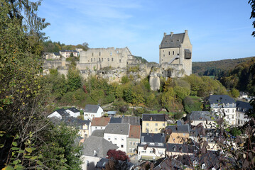 Poster - fels in luxemburg mit burg larochette