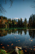 Lac de montagne en automne 