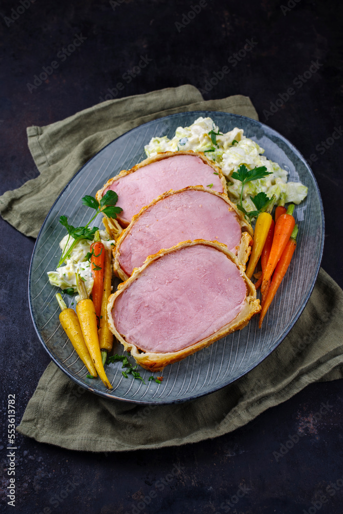 Gebackenes Kasseler Schweinesteak im Teigmantel mit Wirsing Kohl und ...