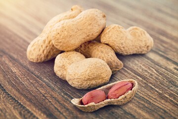 Canvas Print - Tasty healthy peanuts nuts on the desk