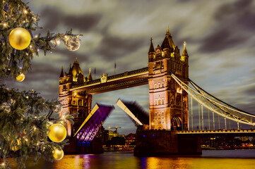 Fototapete - Tower Bridge lift time against Christmas tree in London, UK