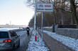 Kiel an der Uferpromenade Kiellinie Schild Radfahrer müssen die Fahrbahn benutzen