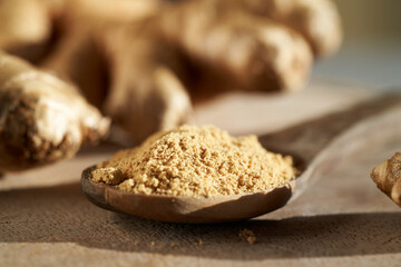 Ground ginger powder and fresh ginger root