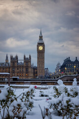 Wall Mural - Beautiful view of the snow covered Big Ben clocktower at Westminster, London, England, on a cold winter morning