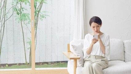 Aufkleber - 困り顔でスマホを見るミドル女性