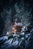 Fototapeta Desenie - Jaszczurówka - forest chapel in Zakopane during a snowy night