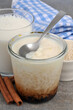 Ramequin de riz au lait avec du caramel et ses ingrédients en gros plan