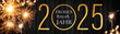 Frohes neues Jahr 2025, Silvester Party, Feuerwerk Hintergrund Banner lange Grußkarte -  Wunderkerzen, Bokeh Lichter und goldene Jahreszahl mit Text auf schwarzer Holz Textur