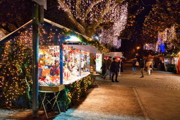 Wall Mural - Christmas market in Konstanz next to the lake with food, gifts, mulled wine and many lights.