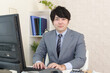 © Liza5450 - デスクワークをするビジネスマン