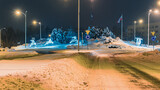 Fototapeta Miasto - Mocno zasypane śniegiem droga i chodnik w mieście przemysłowym na Śląsku w Polsce, Jastrzębie-Zdrój nocą.