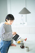 © maru54 - 部屋でコーヒーを淹れる若い女性
