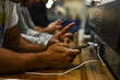 © Beto.dlf - manos de hombres con teléfonos celulares conectados trabajando, en redes sociales o de ocio