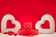 Fond d'écran pour la Saint-Valentin avec des cœurs rouges et un paquet cadeau. Composition romantique de la Saint-Valentin, déclaration d'amour, fête des mères, anniversaire, fiançailles. 