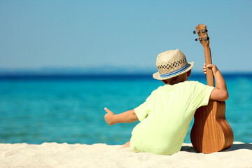 Canvas Print - child with guitar by the sea