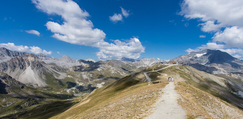 Wall Mural - sentier de randonnée de Tovière au Col de Fresse à Tignes dans les Alpes dans le massif de la Vanoise en été