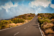 Straße durch die Berge und Wolken um Vulkan Teide auf Insel Teneriffa