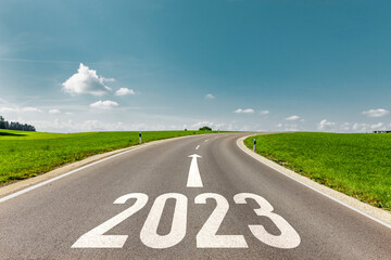 Sticker - Die Ziffern 2023 auf eine Asphaltstrasse geschrieben