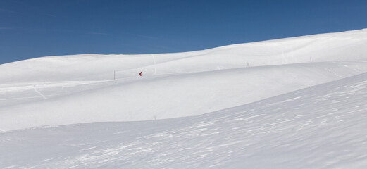 Wall Mural - skieur dans la neige en altitude à l'Alpe d'huez en hiver en oisans dans les alpes en France