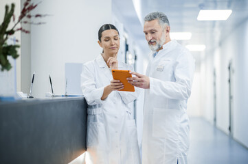 Poster - Two doctors talking in the hospital during the shift change