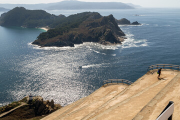 Islas Cíes, Vigo, España. Isla sur o de San Martiño desde el Faro. Se puede apreciar cómo un pequeño barco atraviesa el estrecho que separa las dos islas.