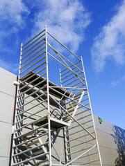 Canvas Print - Modern metal tubular multilevel scaffolding next to the sandwich panel facade