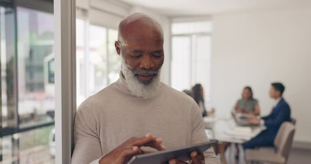 Aufkleber - Senior black man, tablet and reading in office for email communication, planning and strategy on app. African businessman, mobile digital tech and social media on web, internet and focus in New York