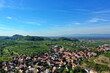 Luftaufnahme von Vogtsburg am Kaiserstuhl mit Blick auf die Stadt. Vogtsburg am Kaiserstuhl, Breisgau, Schwarzwald, Freiburg, Baden-Württemberg, Deutschland.