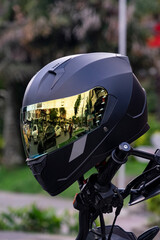 Casco negro para motociclista con visor iridiscente