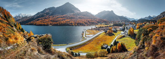 Fotomurali - Amazing natural autumn scenery.  Panoramic view of beautiful mountain valley in Alps with Lake Sils, concept of an ideal resting place. Lake Sils one of the most beautiful lake of the Swiss Alps