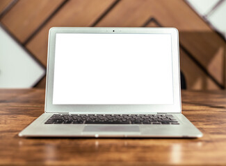 Poster - Laptop screen mock up, white blank display mockup on wood office desk, table