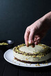 Cheesecake al pistacchio, torta di mousse con decorazione di pistacchio tritato su un piatto bianco.
