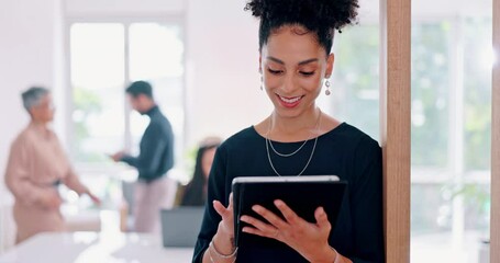 Aufkleber - Tablet, research and innovation with a business black woman doing a search on the internet in her office. Data, marketing and app with a female employee working on a strategy or planning for growth
