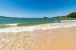 ondas e barcos da praia de jurere florianópolis santa catarina brasil jurerê internacional