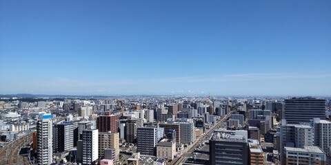 Poster - 青空の下の都市風景