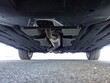 © Keisuke.W - 車の下でのメンテナンスの様子
