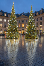 Paris, France - 12 22 2022: Place Vendome. View Of The Place With Christmas Tree And Decoration In A Rainy Night