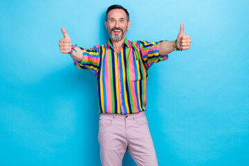 Poster - Photo of attractive eccentric cheerful man wear trendy outfit thumb up positive feedback sale offer isolated on blue color background