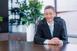 © maroke - 笑顔で椅子に座る経営者の男性