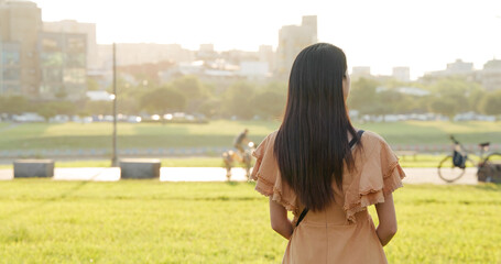 Canvas Print - Woman go to the park under sunset