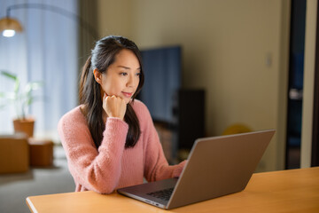 Canvas Print - Woman look at the laptop computer at home in the evening