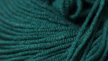 Aufkleber - a tangle with woolen threads rotates in a circle