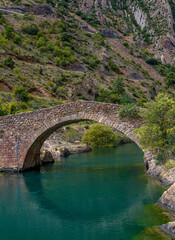 Wall Mural - Pont médiéval sur la Noguera Ribagorçana à Sopeira, Aragon, Espagne