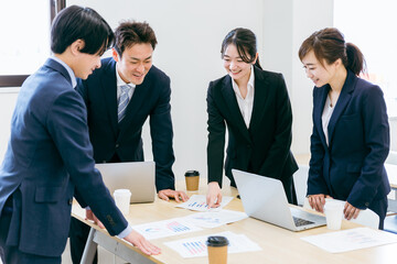 Poster - 会社の会議室で会議・打ち合わせ・ミーティングする男女（税理士・会計士・弁護士・商談・プランナー）
