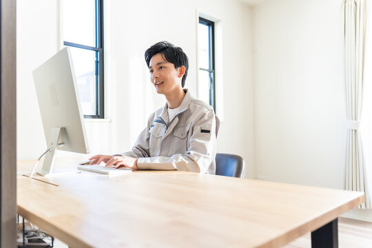 パソコン作業をする若い日本人男性