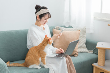 Sticker - 家で猫と一緒にテレワーク・リモートワークする女性（パソコン・スマホ）
