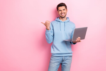 Fototapete - Photo of positive charming guy dressed blue sweatshirt typing modern gadget thumb empty space isolated pink color background