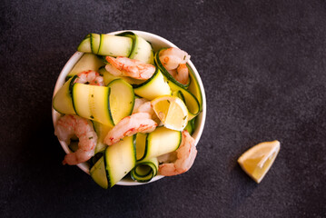 Canvas Print - Delisicous fresh seafood salad with shrimps and zucchini