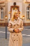 Fototapeta Konie - beautiful young woman in the city in autumn