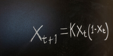 Fórmula de Robert May , teoría del caos, escrita con tiza en la pizarra